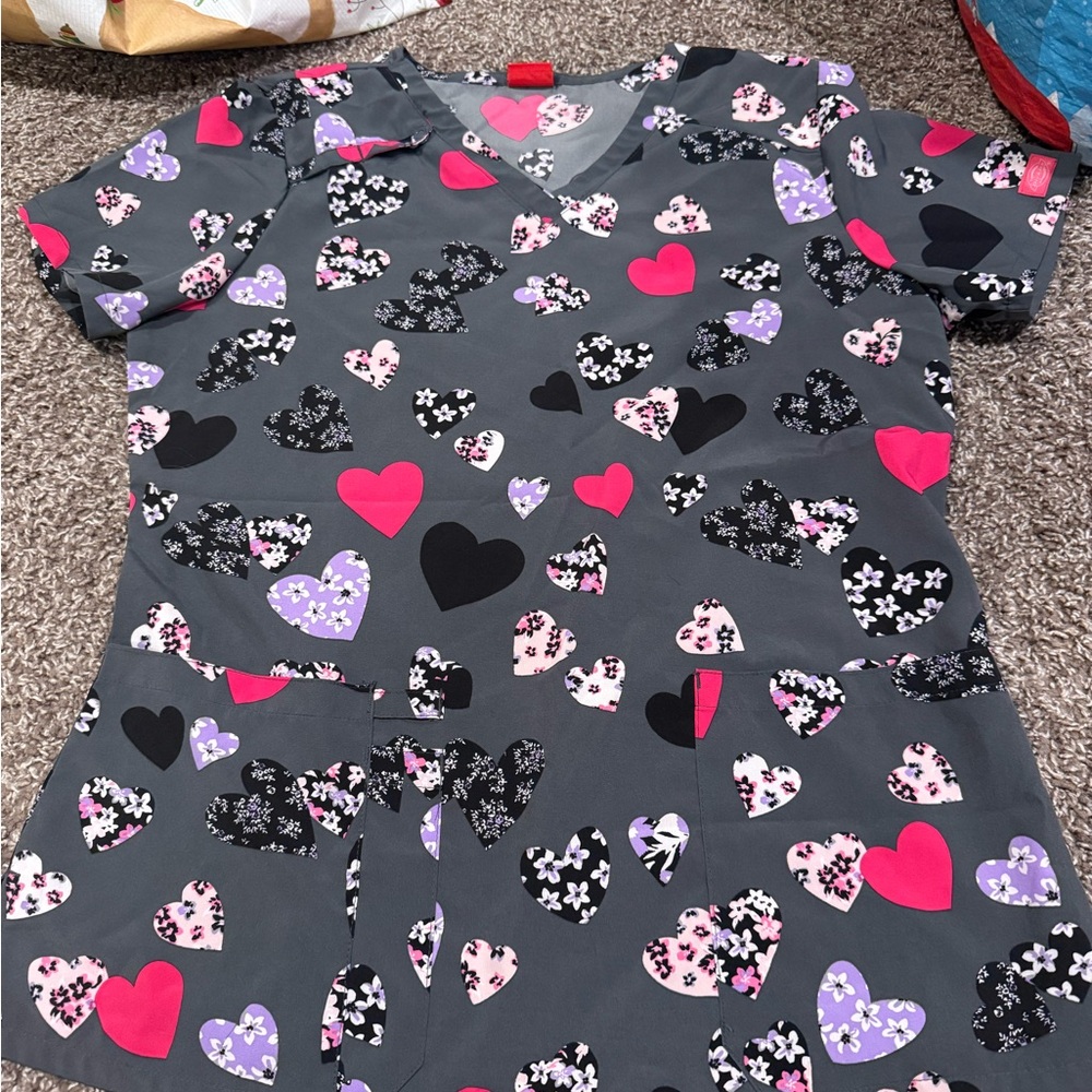 🥝Dickies Gray Scrub Top with Heart Patterns